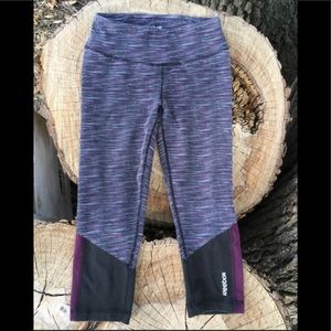 REEBOK CAPRI LEGGINGS BLACK/PURPLE PRINT DESIGN